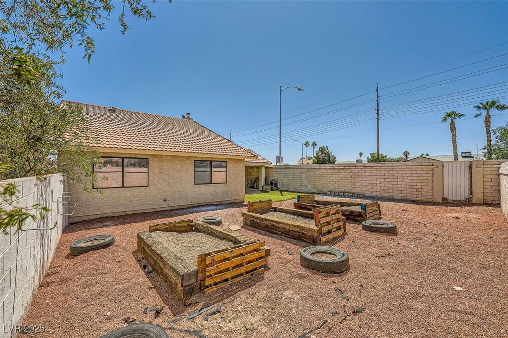 100 Underhill, Las Vegas, NV 89145