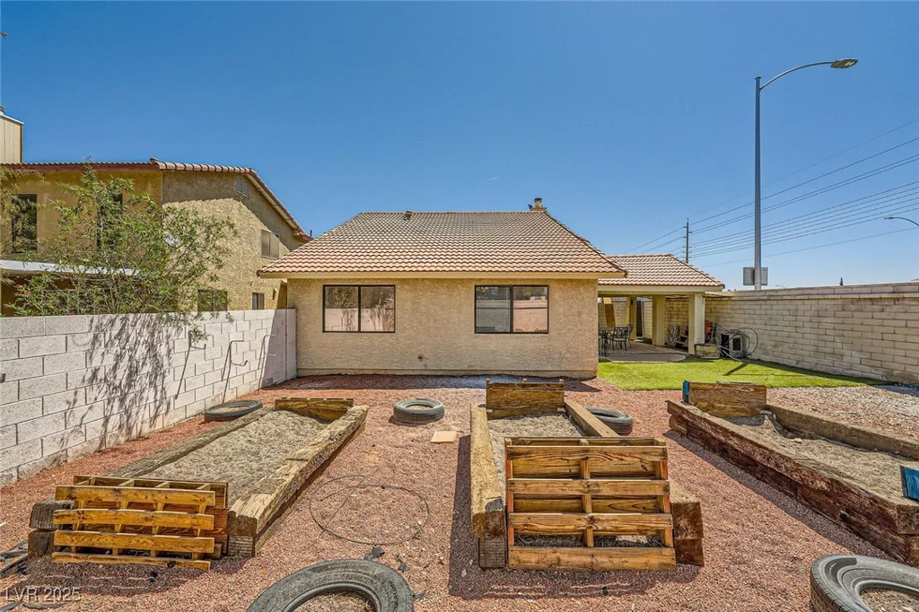 100 Underhill, Las Vegas, NV 89145