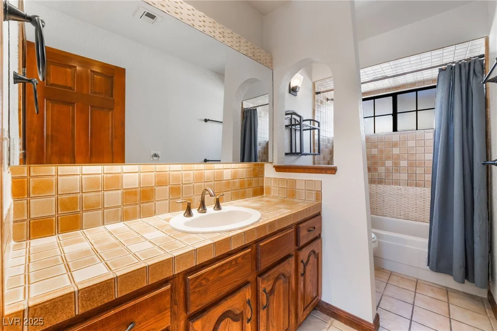6861 Washington, Las Vegas, NV 89110