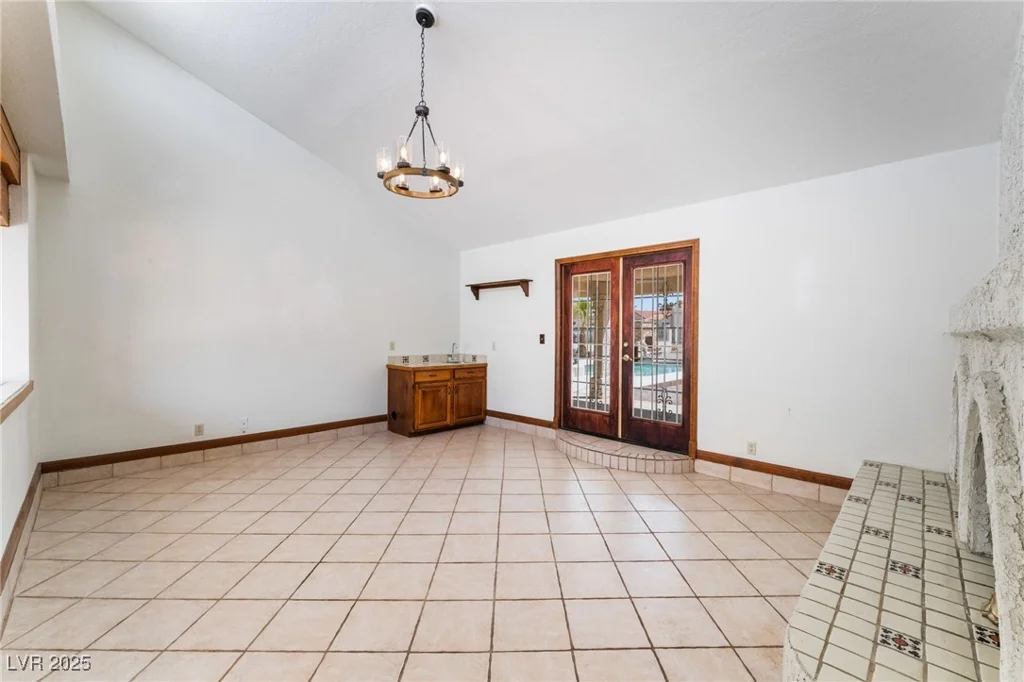 6861 Washington, Las Vegas, NV 89110