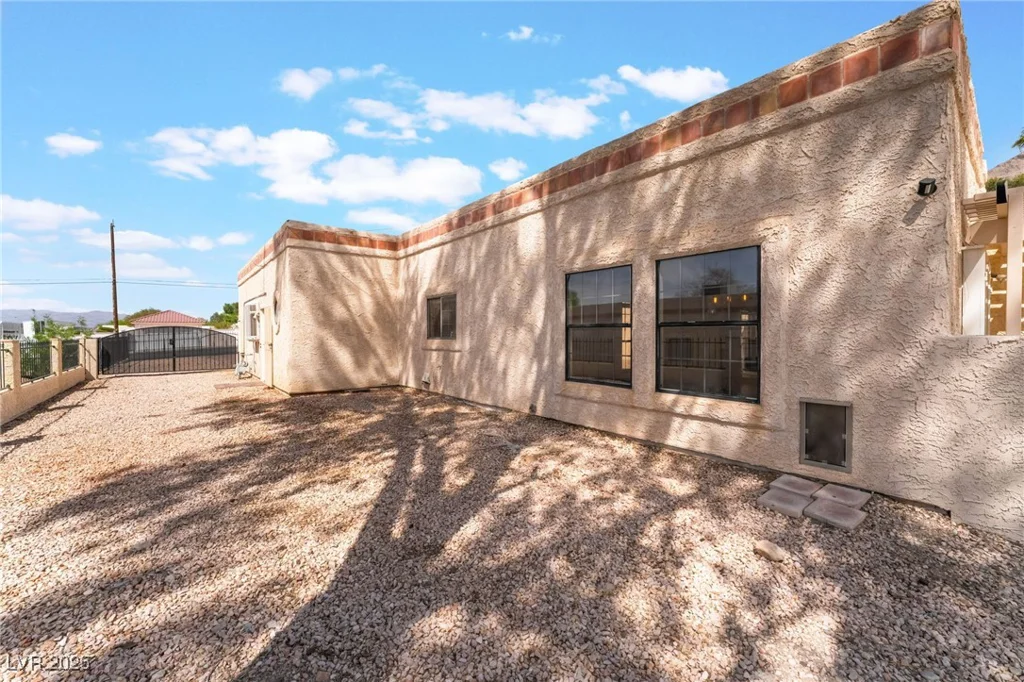 6861 Washington, Las Vegas, NV 89110