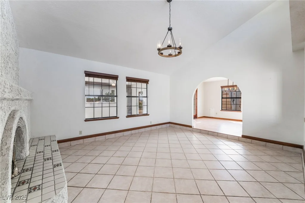 6861 Washington, Las Vegas, NV 89110