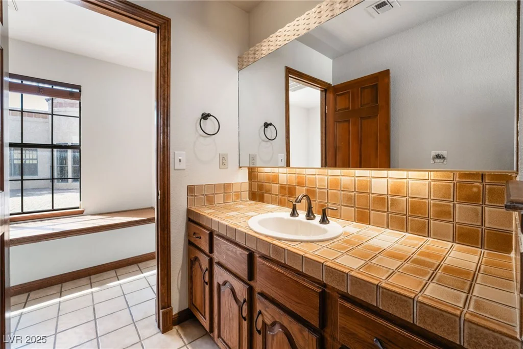 6861 Washington, Las Vegas, NV 89110
