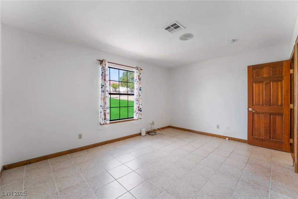 6861 Washington, Las Vegas, NV 89110