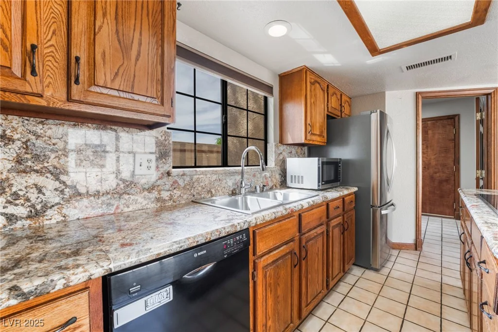 6861 Washington, Las Vegas, NV 89110