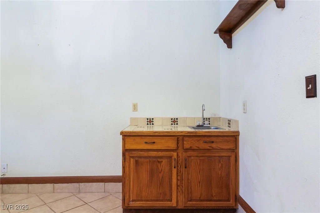 6861 Washington, Las Vegas, NV 89110