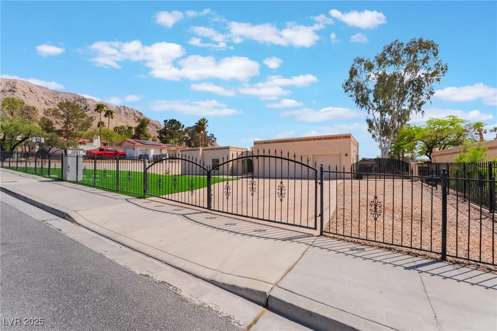 6861 Washington, Las Vegas, NV 89110
