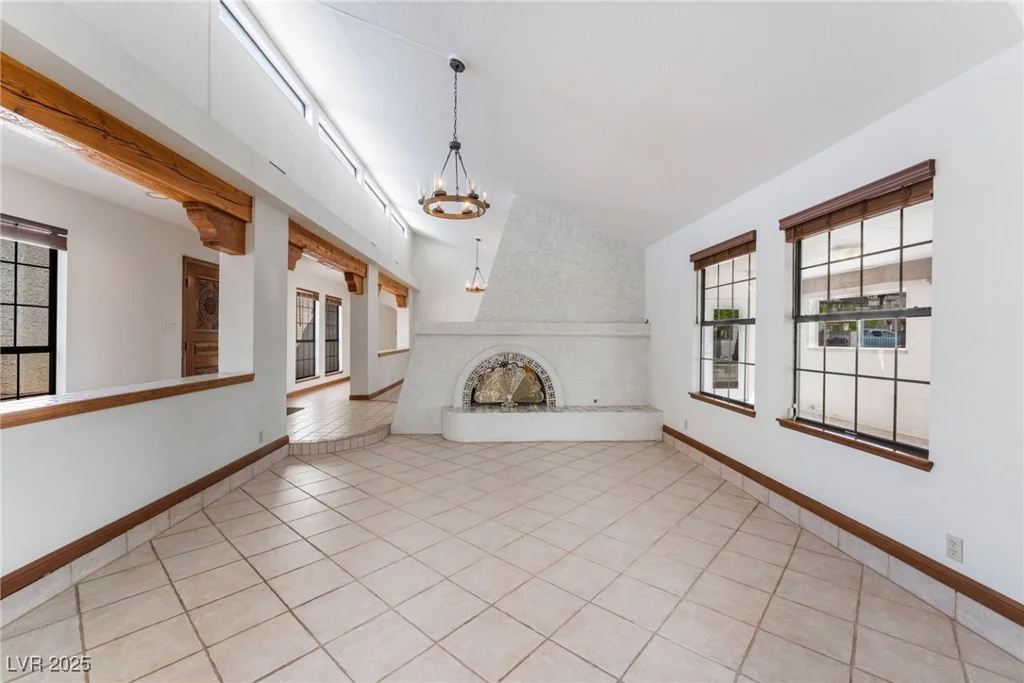 6861 Washington, Las Vegas, NV 89110