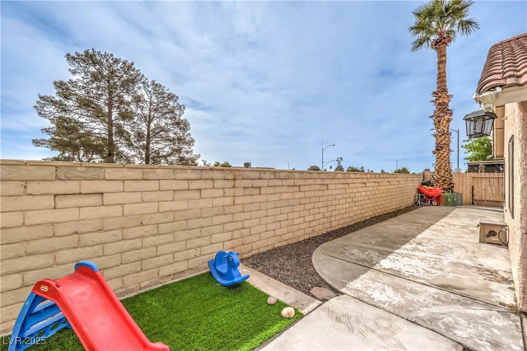 2744 Ironside, Las Vegas, NV 89108
