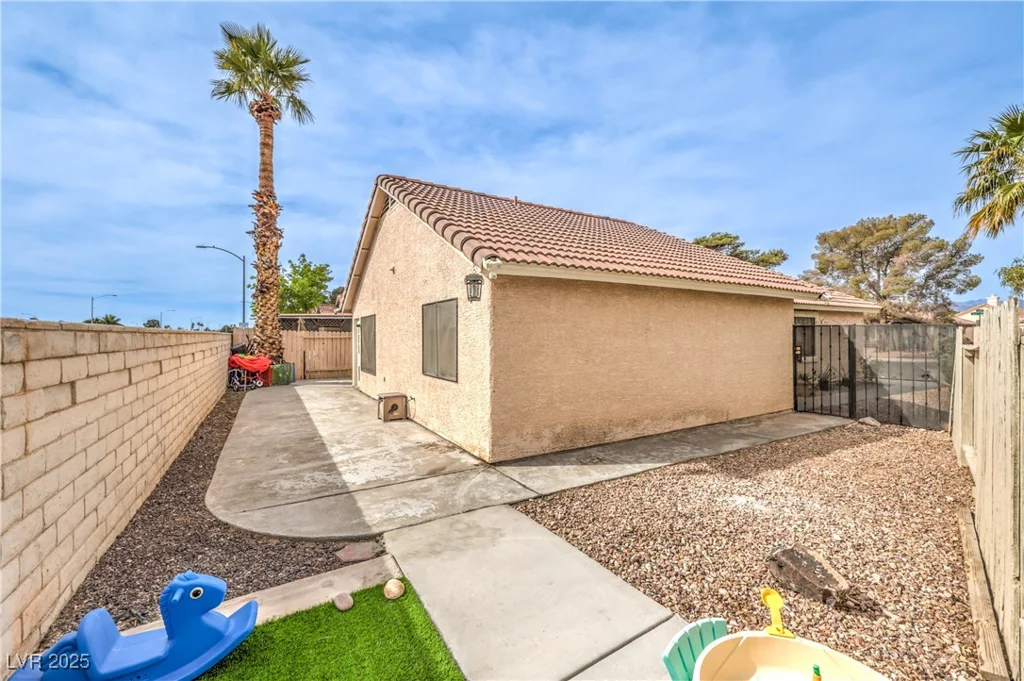 2744 Ironside, Las Vegas, NV 89108