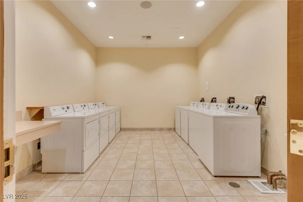 145 Harmon, Las Vegas, NV 89109
