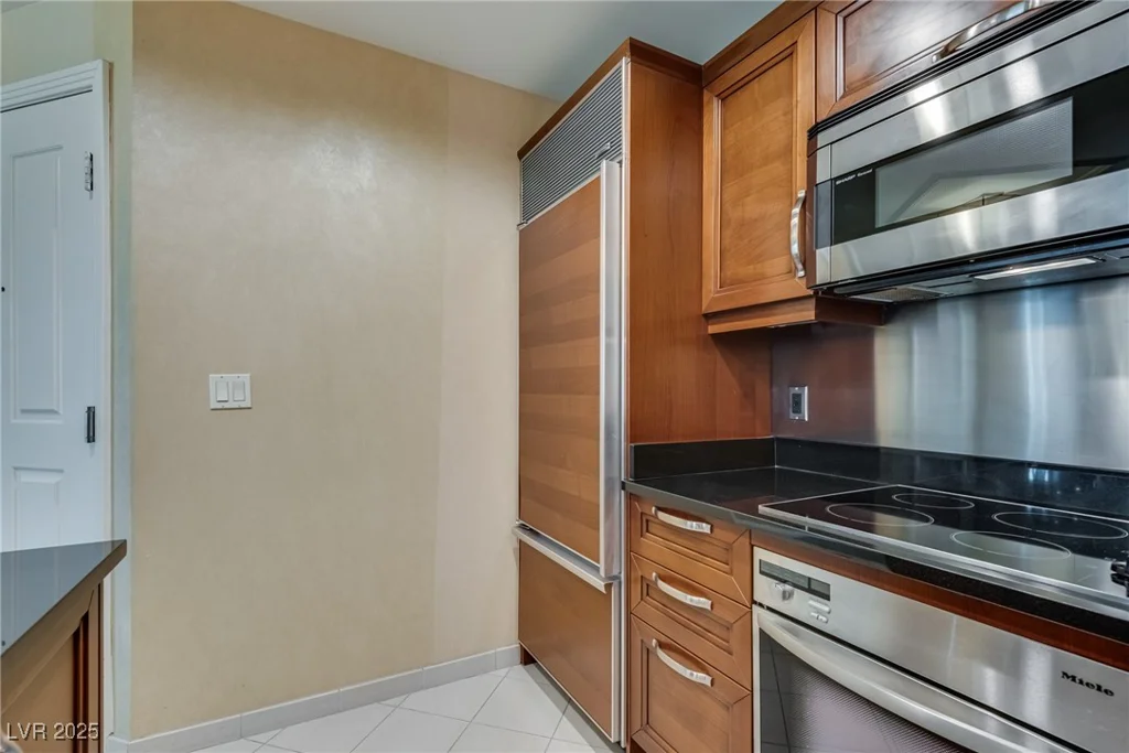 145 Harmon, Las Vegas, NV 89109