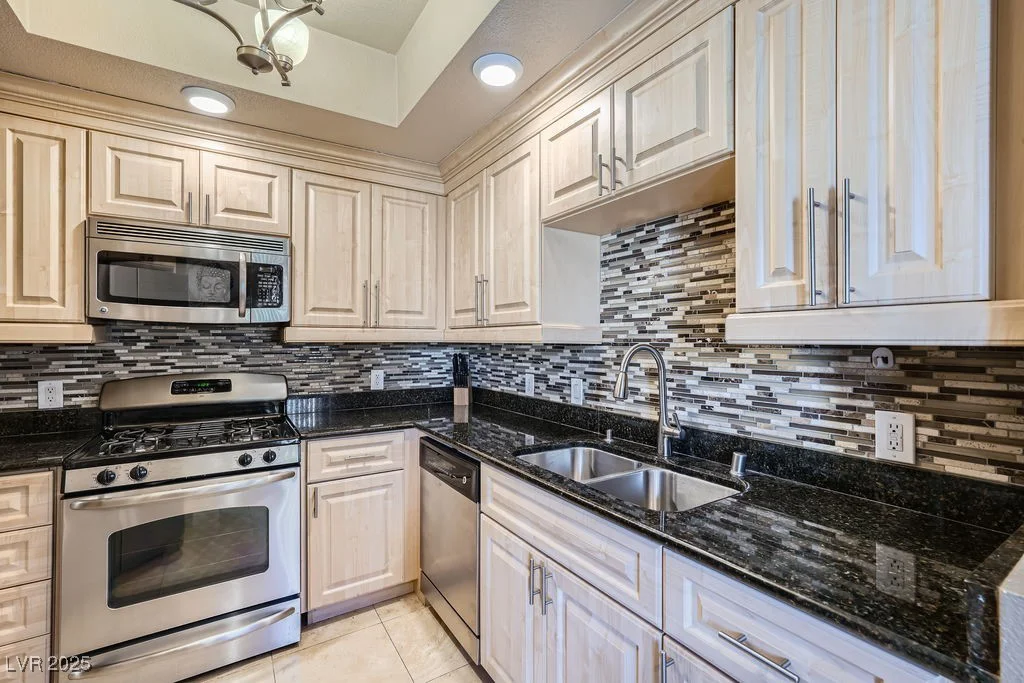 220 Flamingo, Las Vegas, NV 89169