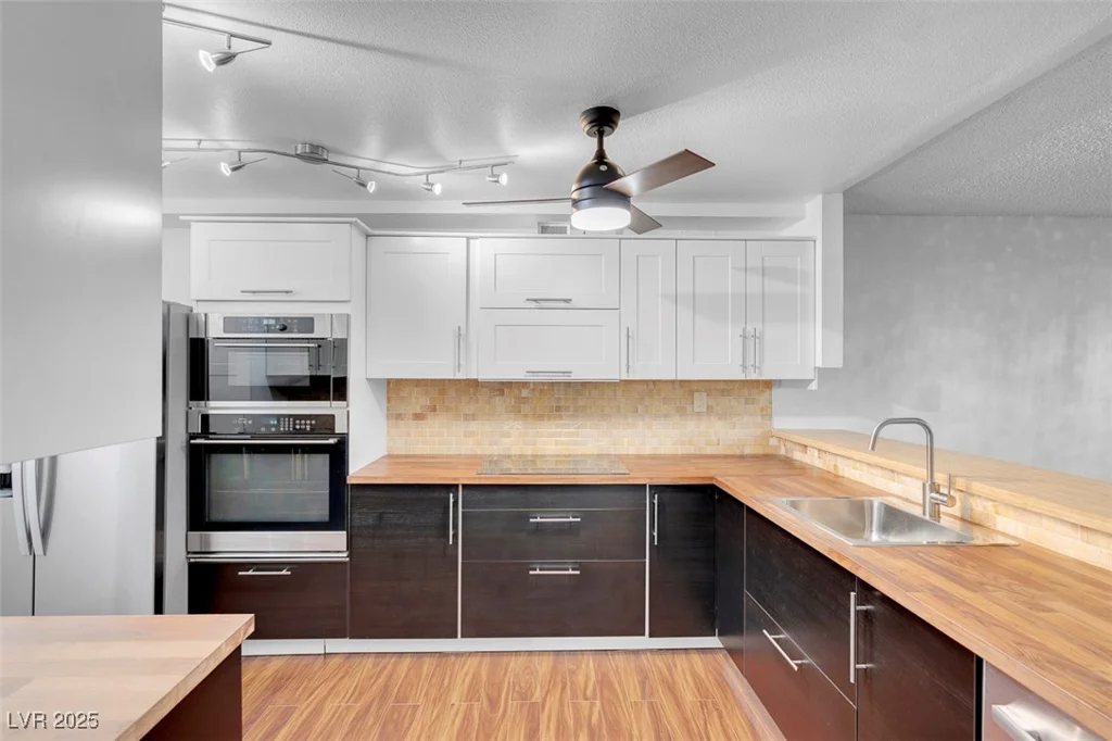 725 Royal Crest, Las Vegas, NV 89169
