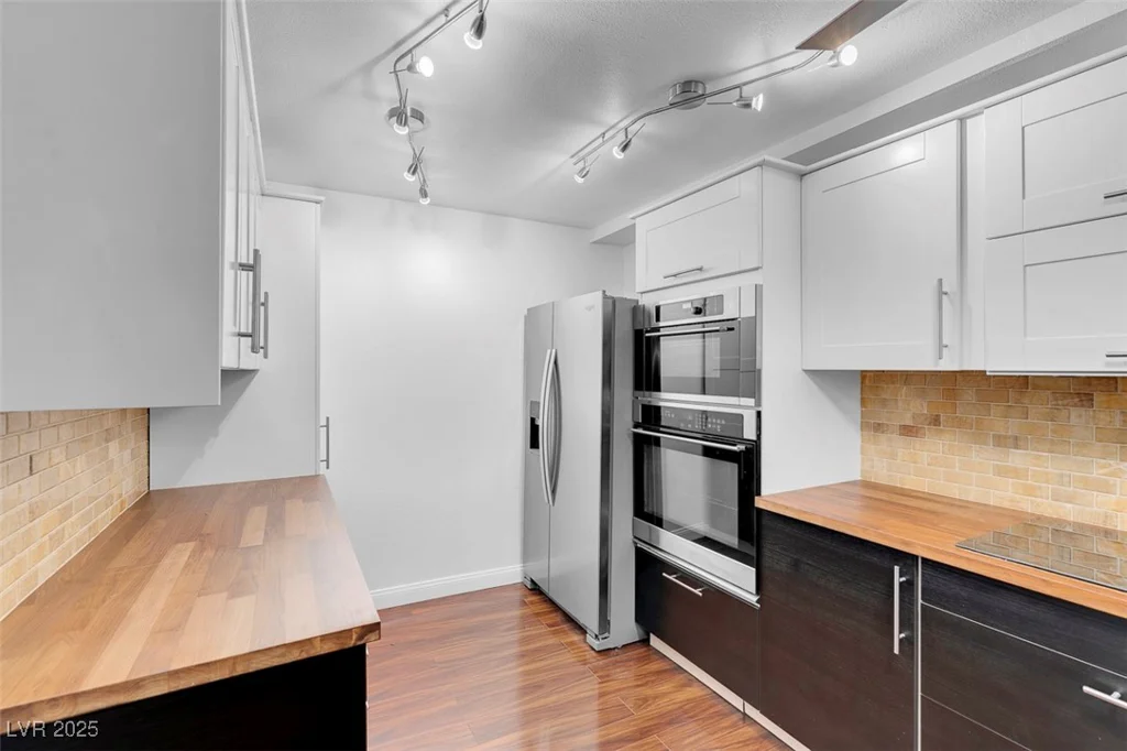 725 Royal Crest, Las Vegas, NV 89169