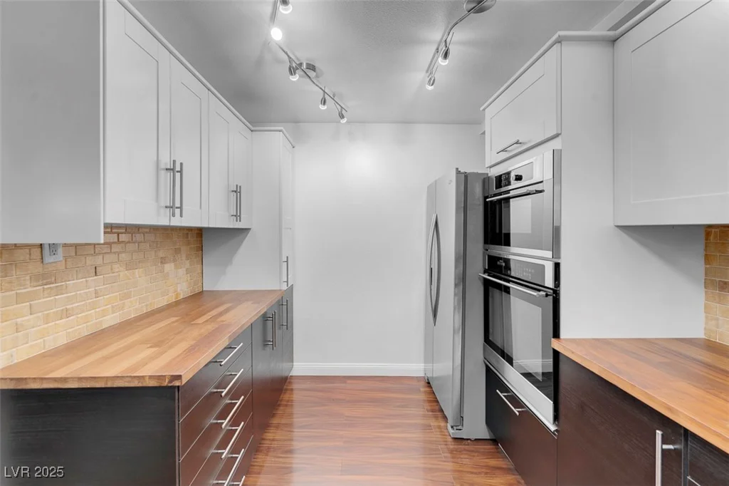 725 Royal Crest, Las Vegas, NV 89169