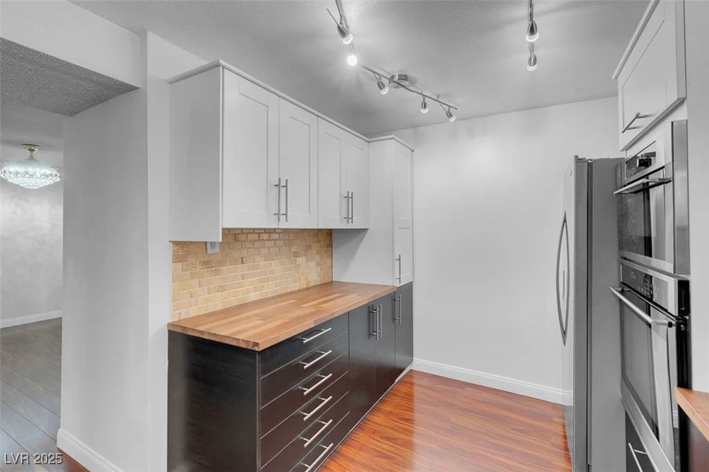 725 Royal Crest, Las Vegas, NV 89169