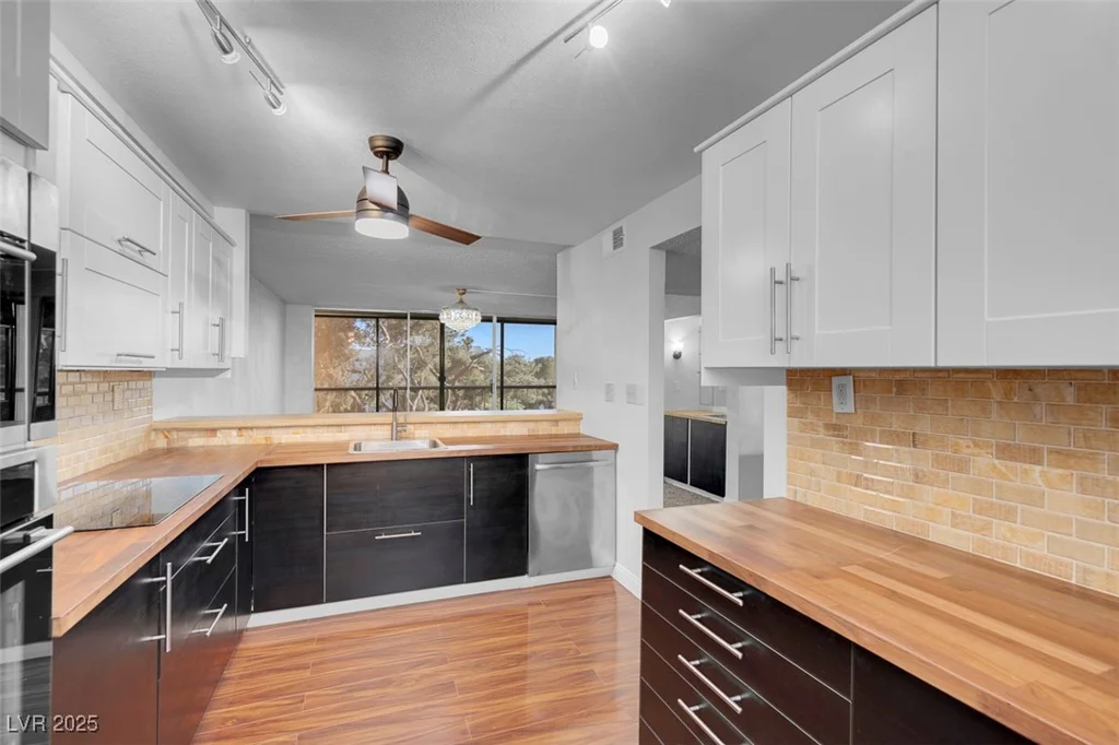 725 Royal Crest, Las Vegas, NV 89169
