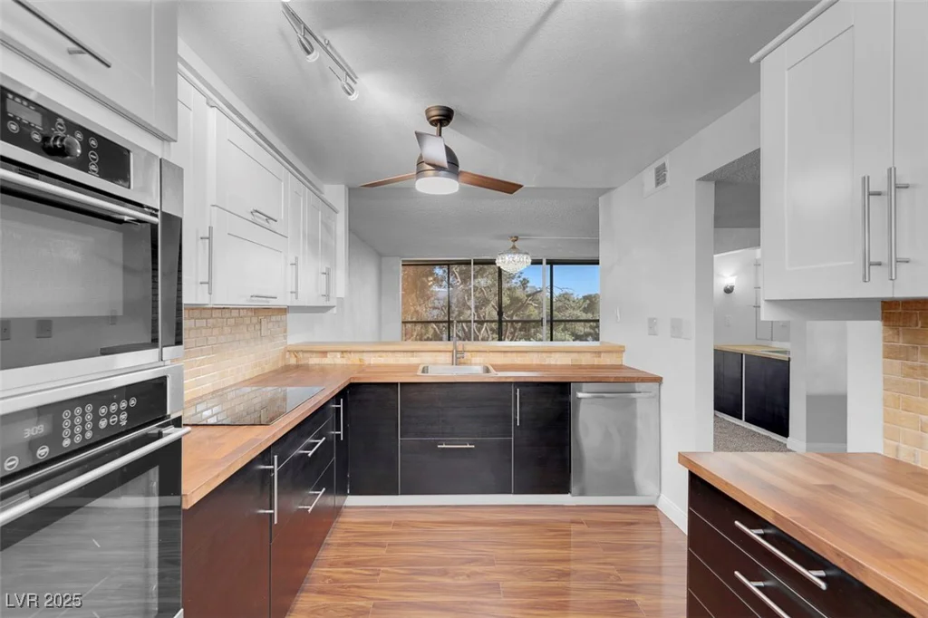 725 Royal Crest, Las Vegas, NV 89169