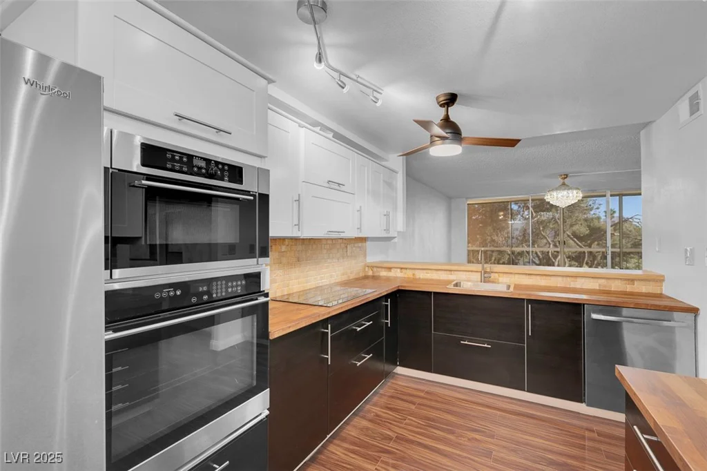 725 Royal Crest, Las Vegas, NV 89169