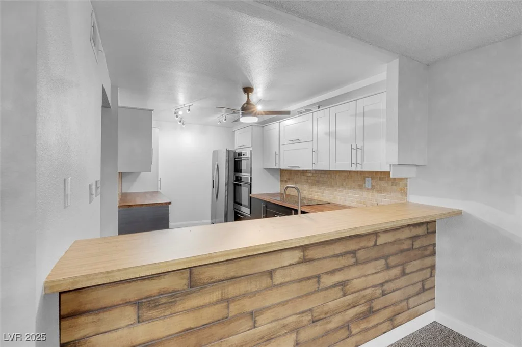 725 Royal Crest, Las Vegas, NV 89169
