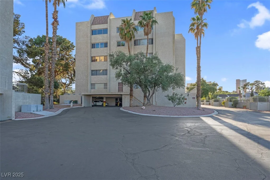 725 Royal Crest, Las Vegas, NV 89169