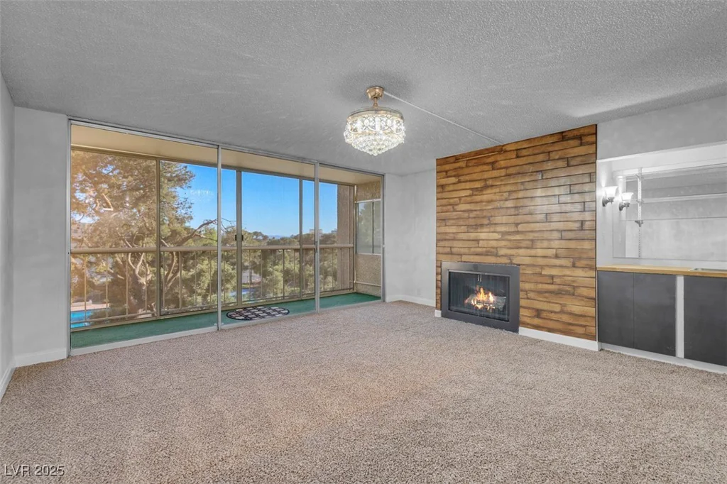 725 Royal Crest, Las Vegas, NV 89169