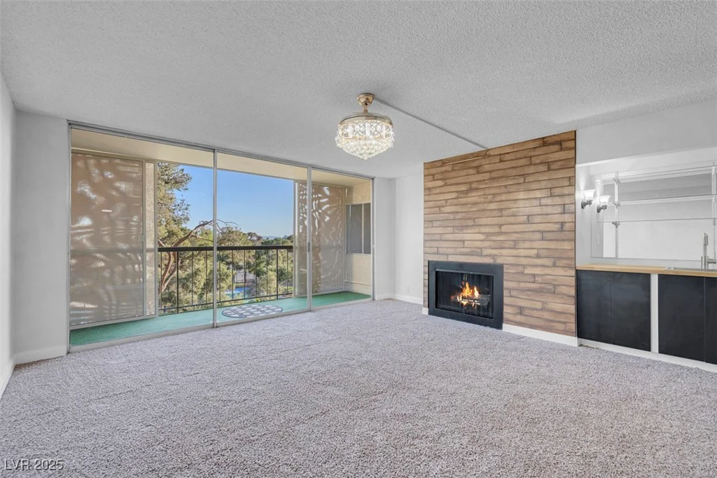725 Royal Crest, Las Vegas, NV 89169