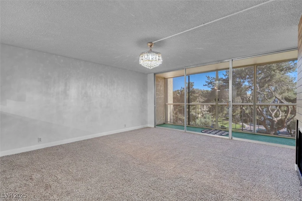 725 Royal Crest, Las Vegas, NV 89169