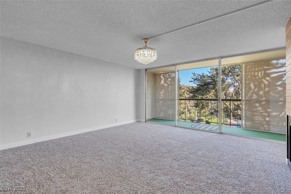 725 Royal Crest, Las Vegas, NV 89169