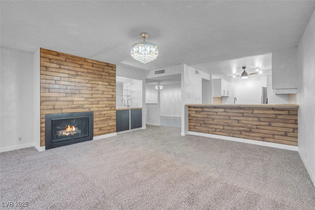 725 Royal Crest, Las Vegas, NV 89169