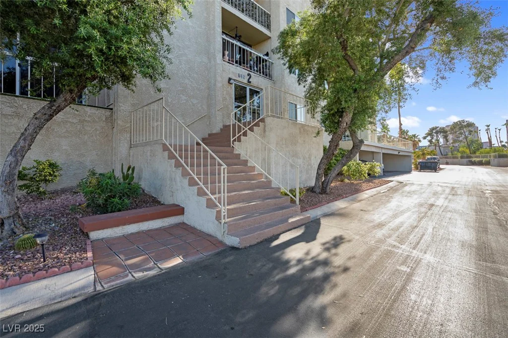 725 Royal Crest, Las Vegas, NV 89169