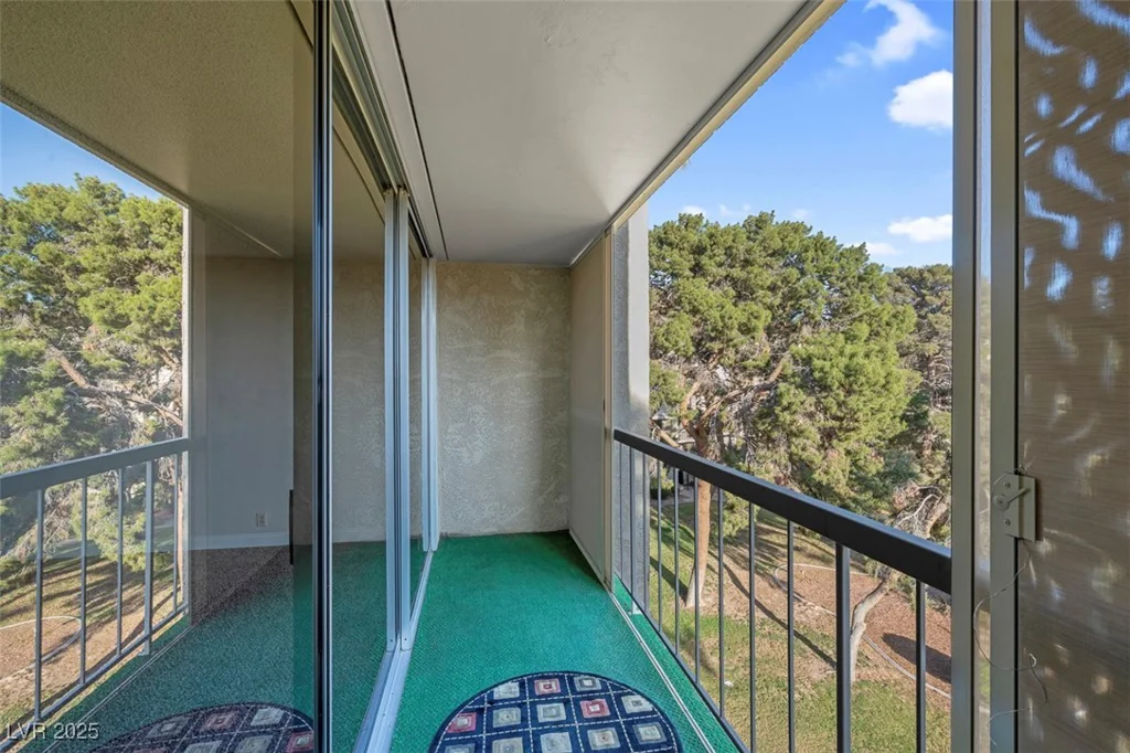 725 Royal Crest, Las Vegas, NV 89169