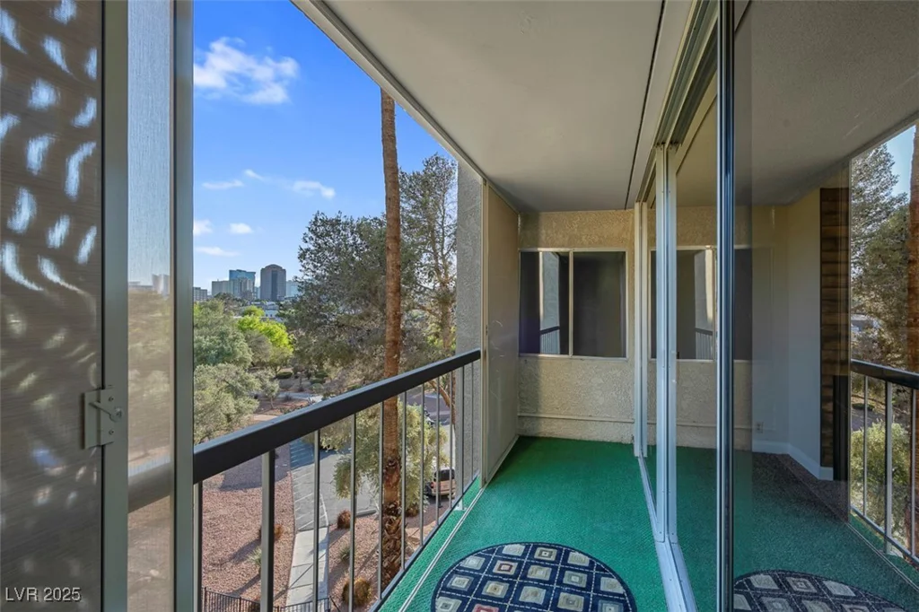 725 Royal Crest, Las Vegas, NV 89169