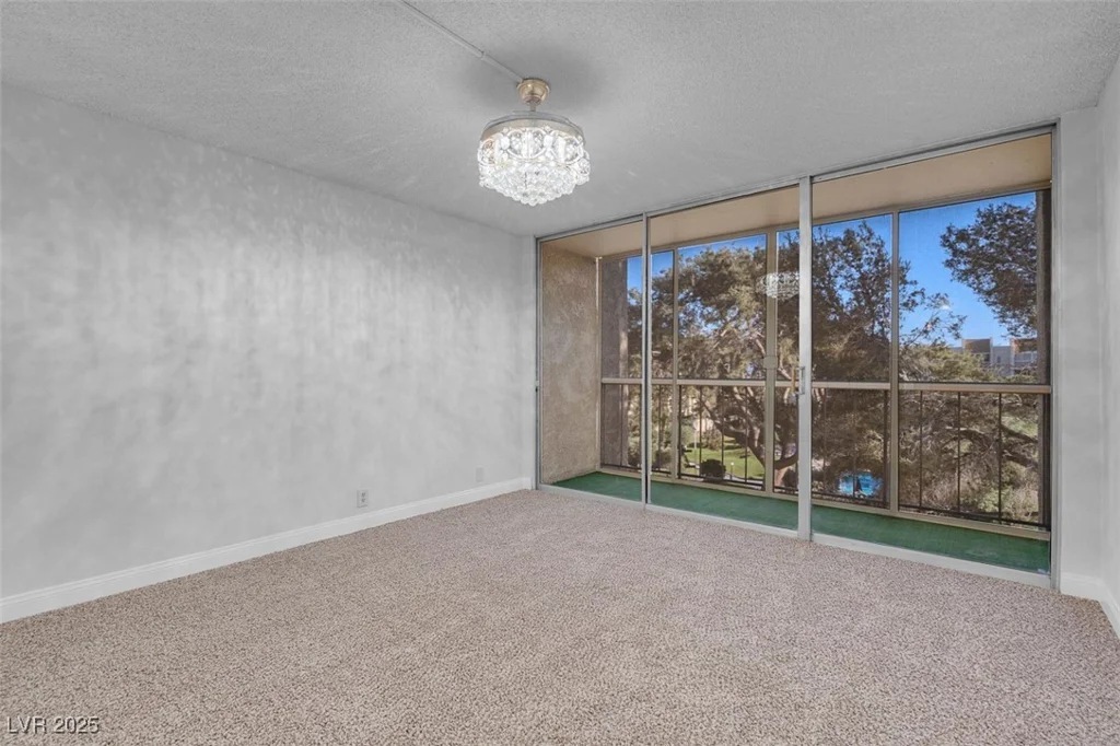 725 Royal Crest, Las Vegas, NV 89169