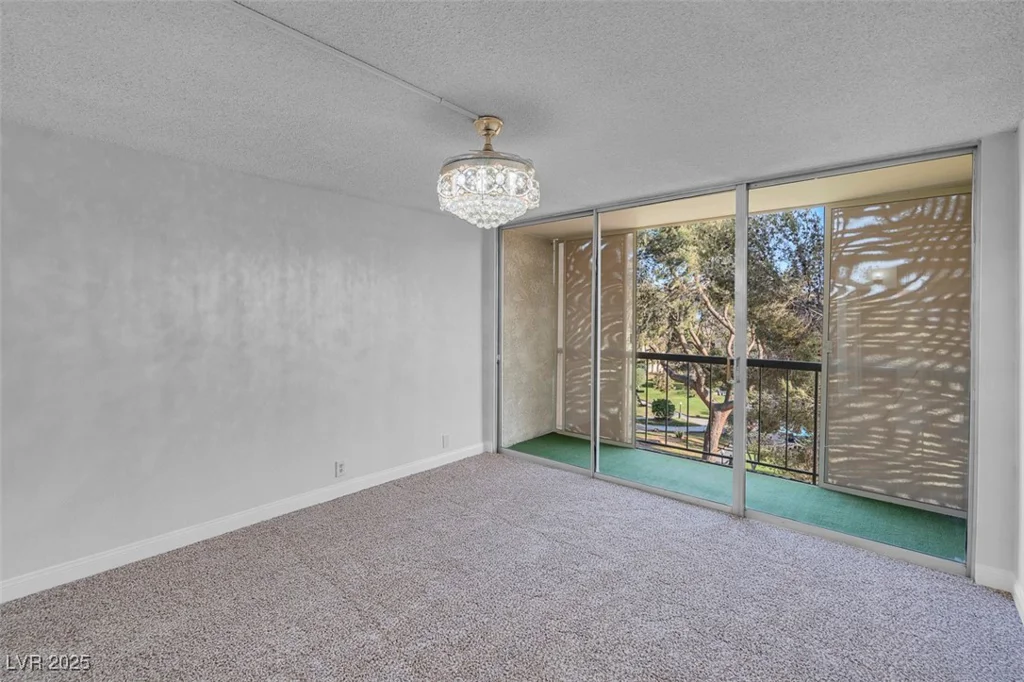 725 Royal Crest, Las Vegas, NV 89169