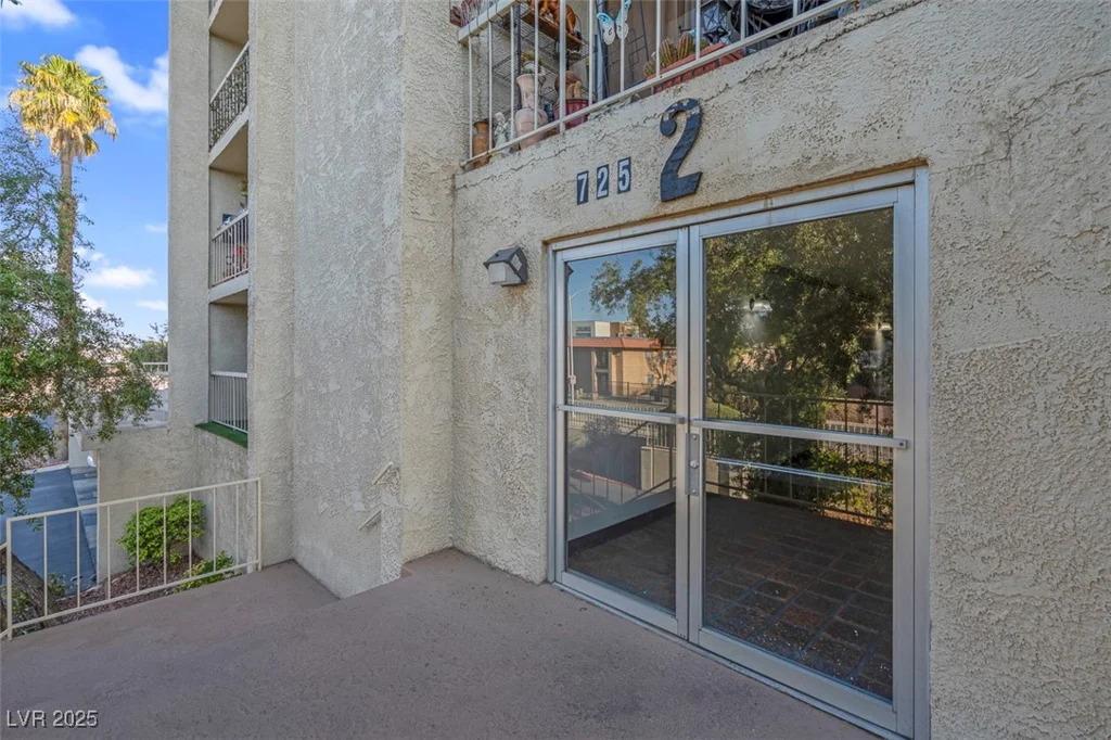725 Royal Crest, Las Vegas, NV 89169