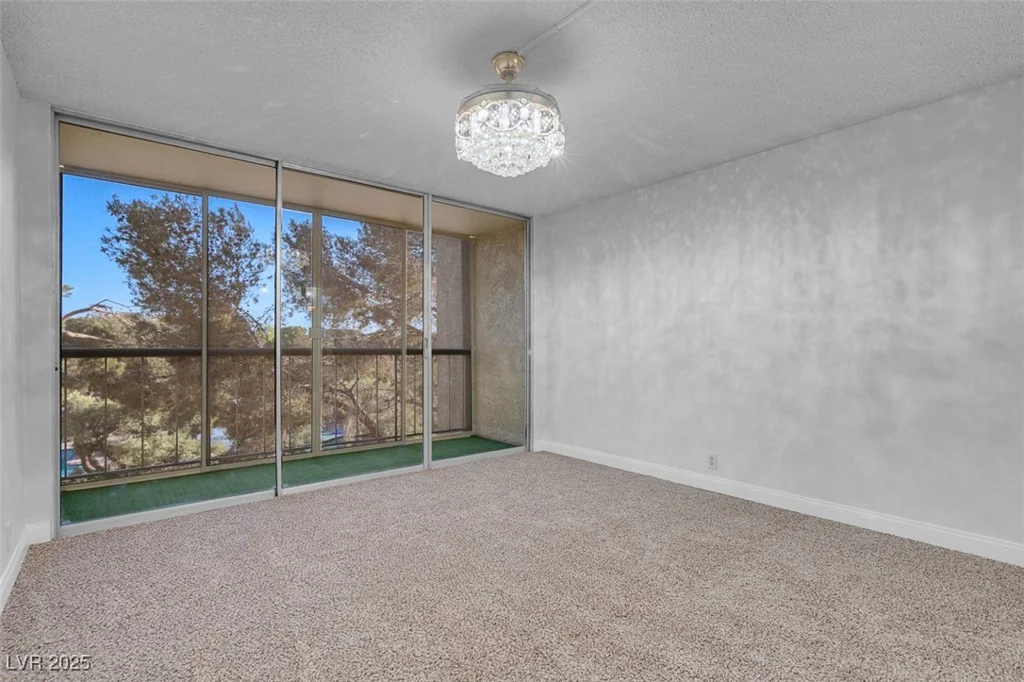 725 Royal Crest, Las Vegas, NV 89169