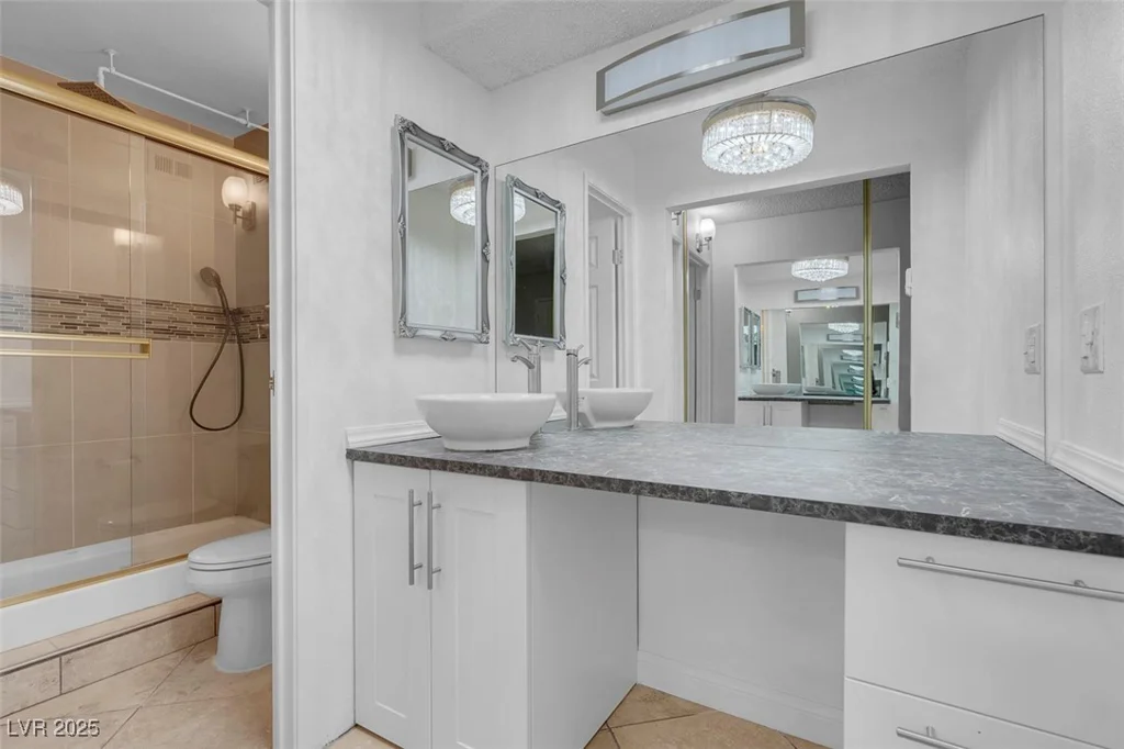 725 Royal Crest, Las Vegas, NV 89169