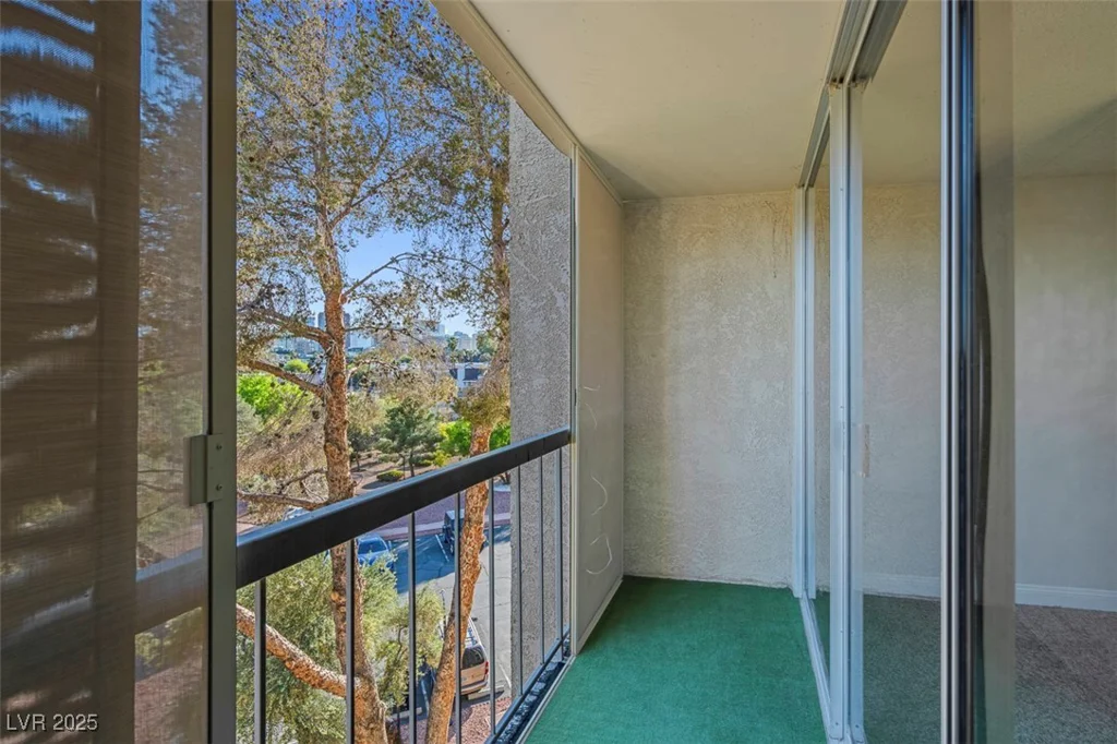 725 Royal Crest, Las Vegas, NV 89169