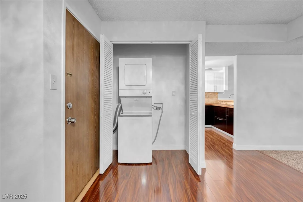 725 Royal Crest, Las Vegas, NV 89169