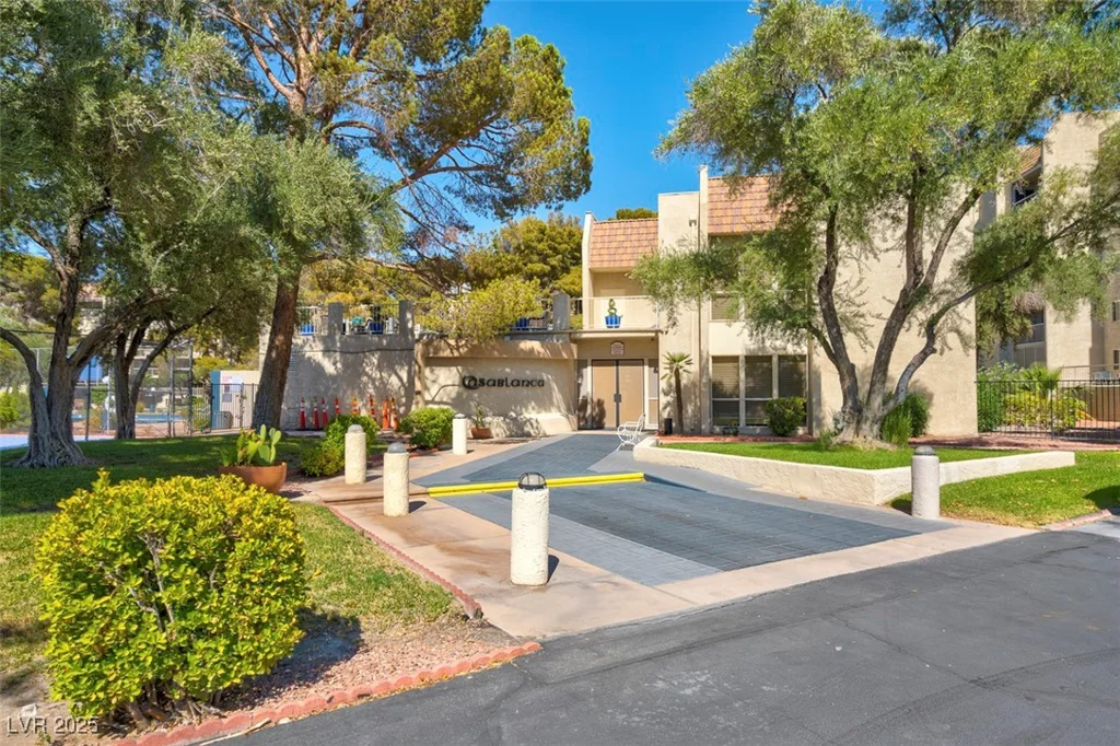 725 Royal Crest, Las Vegas, NV 89169