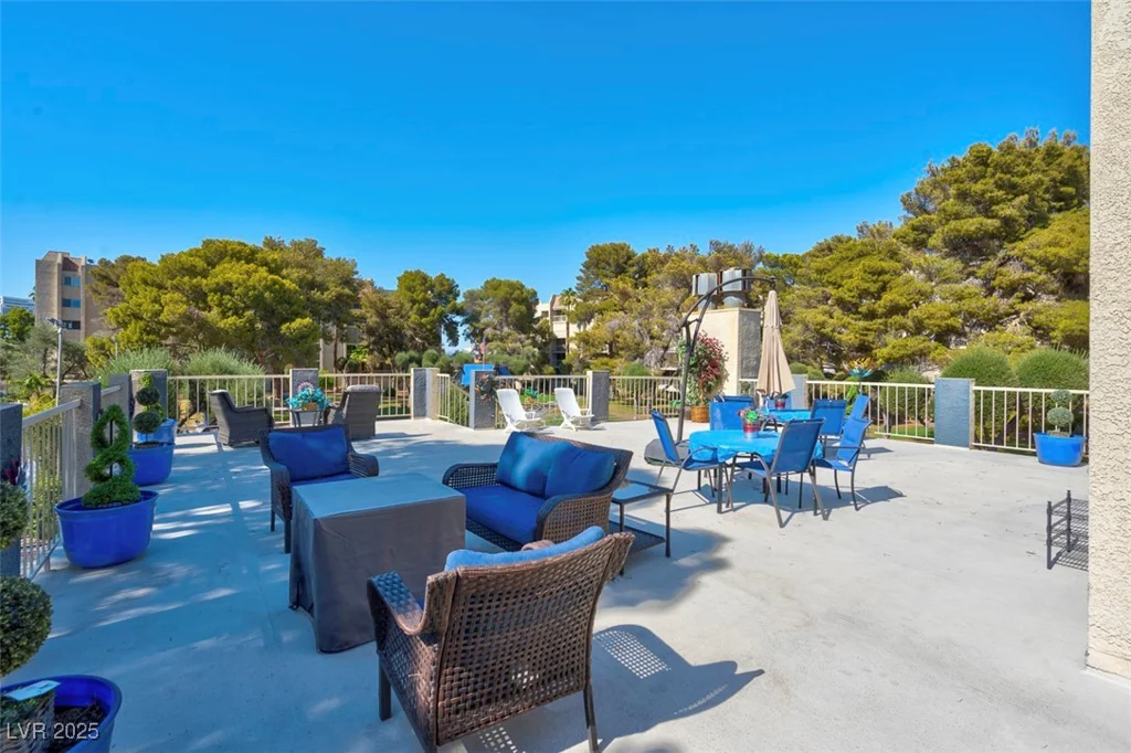 725 Royal Crest, Las Vegas, NV 89169