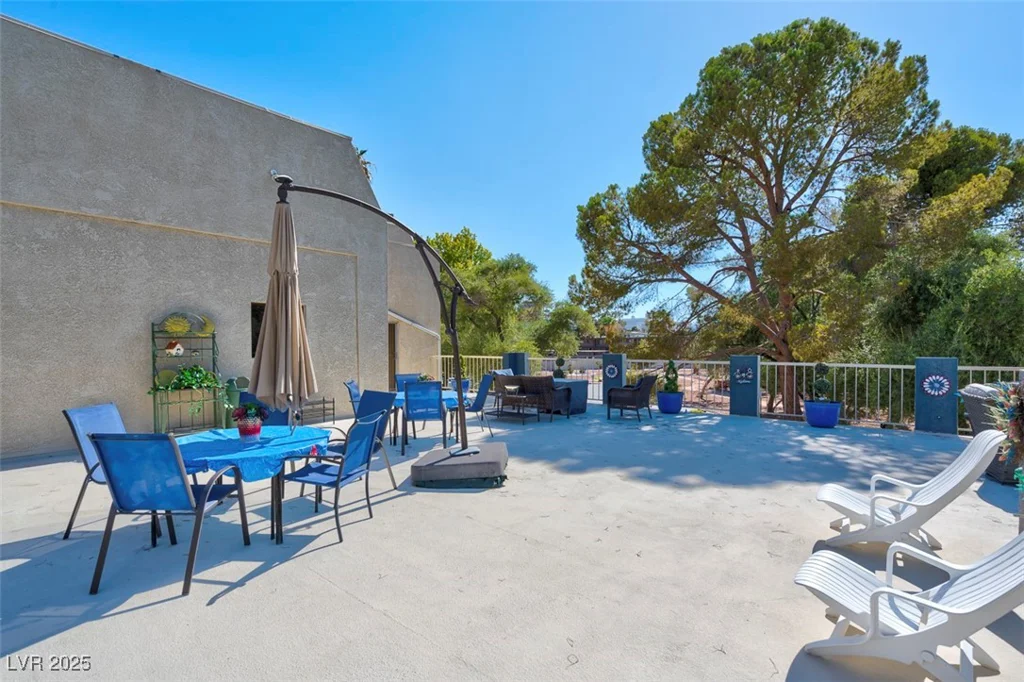 725 Royal Crest, Las Vegas, NV 89169