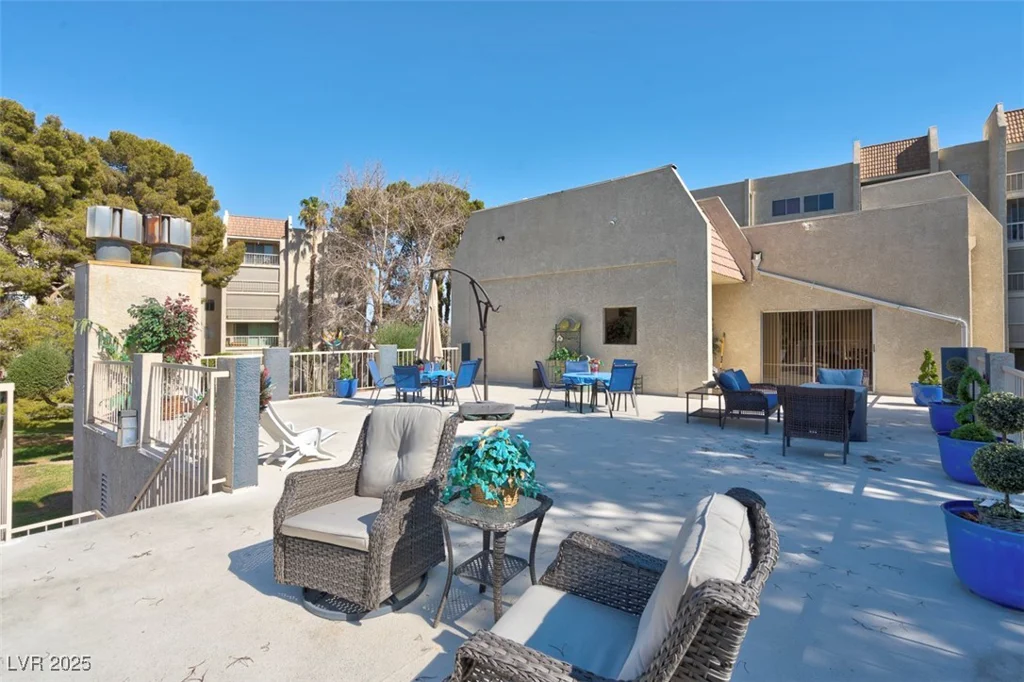 725 Royal Crest, Las Vegas, NV 89169