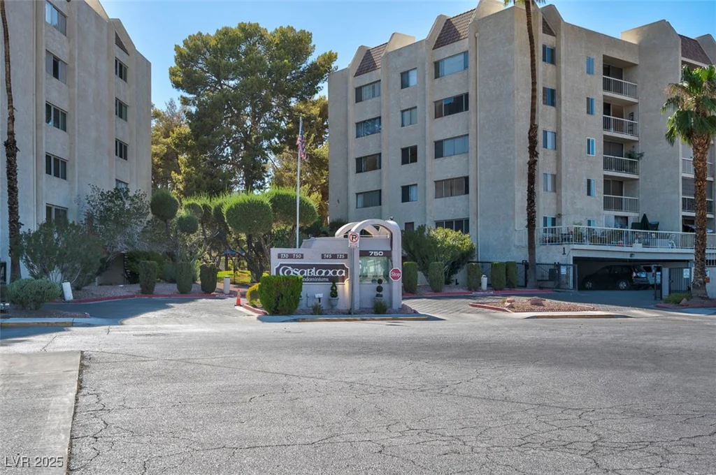 725 Royal Crest, Las Vegas, NV 89169