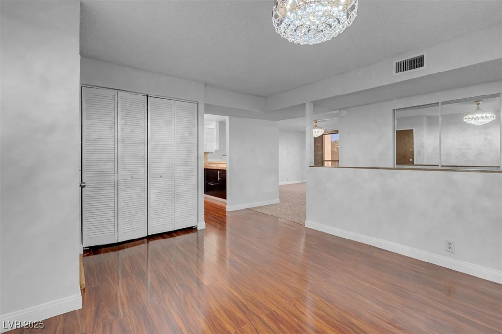 725 Royal Crest, Las Vegas, NV 89169