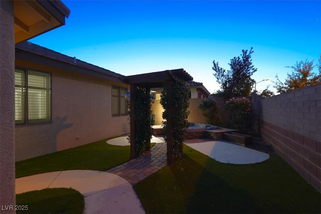 7806 Sundial Peak, Las Vegas, NV 89166