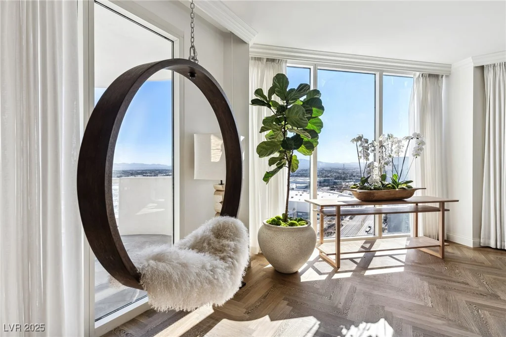 2857 Paradise, Las Vegas, NV 89109