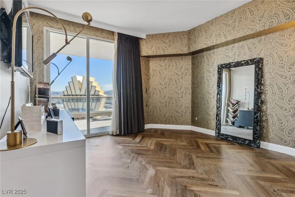 2857 Paradise, Las Vegas, NV 89109